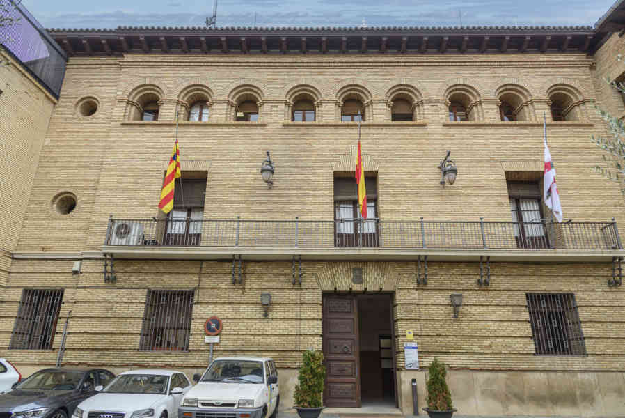 Huesca - Barbastro 06 - plaza de la Constitución - Ayuntamiento.jpg